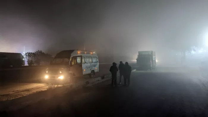दिल्ली-जयपुर रोड पर भीषण कोहरा। (फोटो- जागरण)