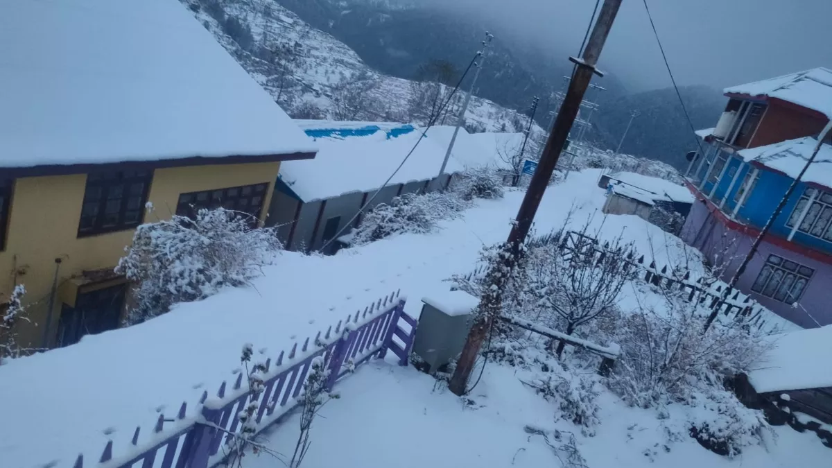 बर्फ की सफेद चादर से ढका जम्मू-कश्मीर,  33 घंटे बाद खुला जम्मू-श्रीनगर NH; दो दिन तक इन जिलों में होगी बर्फबारी, पढ़ें मौसम का पूरा अपडेट