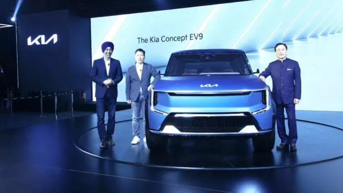 Kia EV9 को परीक्षण के दौरान देखा गया है।