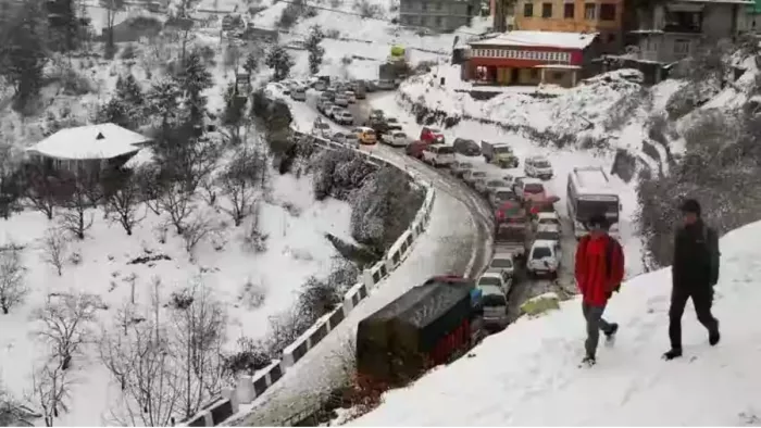 सड़कें बंद होने से घटी सैलानियों की संख्या
