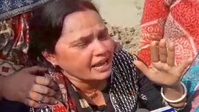 पटना मेट्रो के चलते चला बुलडोजर- रो-रो कर अपनी पीड़ा सुनाती गृहस्वामी रश्मि ठाकुर (जागरण)
