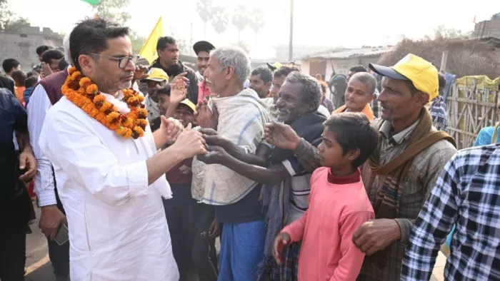 साहेबपुर कमाल प्रखंड क्षेत्र में पदयात्रा के दौरान ग्रामीणों को संबोधित करते जन सुराज के प्रशांत किशोर