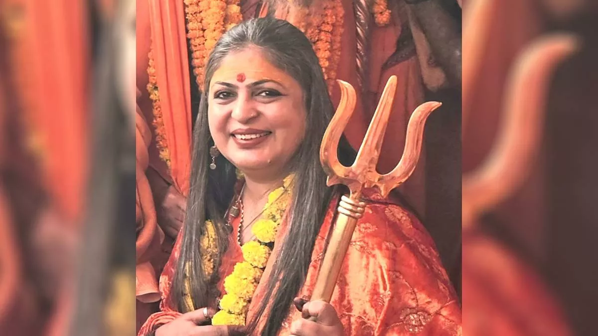 स्वामी अनंता गिरि: पति की मौत के बाद बेटे को सौंपा कारोबार, खुद बन गईं संन्यासी; महाकुंभ में सिखा रही हैं योग
