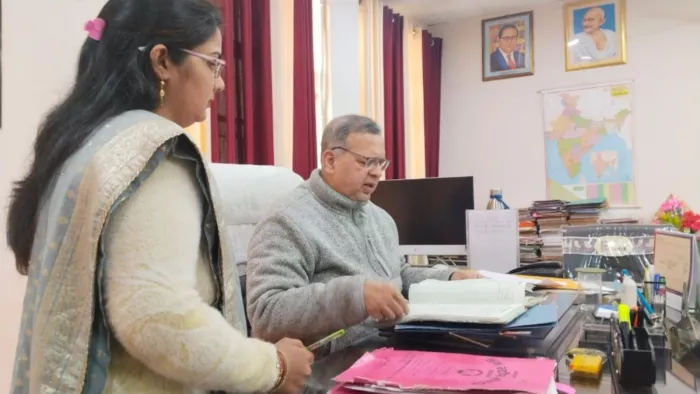 वन स्टाप सेंटर बागपत का रजिस्टर चेक करते सीडीओ नीरज कुमार श्रीवास्तव: जागरण