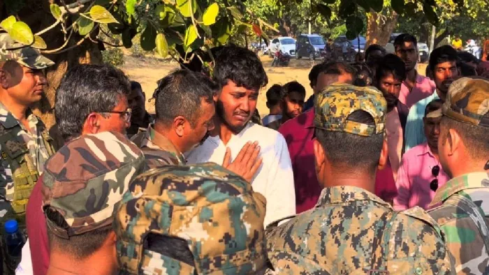 बिशुन साव के स्वजनों को ढांढस बंधाती पुलिस