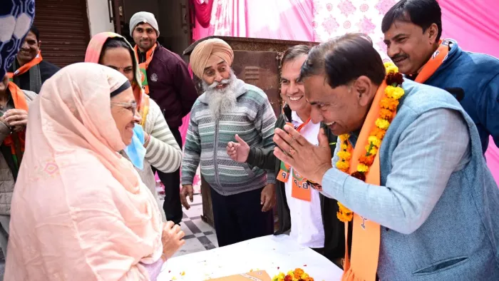 जनसभा के दौरान लोगों से हाथ जोड़कर अभिवादन करते भाजपा प्रत्याशी राजकरण खत्री। सौ. भाजपा