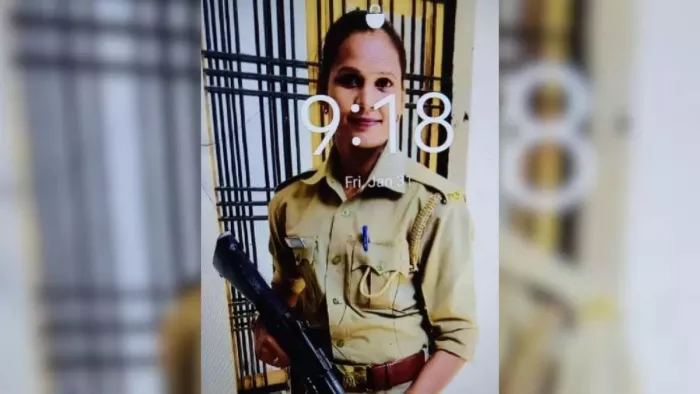 सिपाही की वर्दी में ठगी कर रही थी महिला।