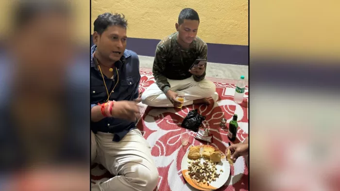 शराब पीते फॉरेस्टर और सिपाही। (फोटो जागरण)