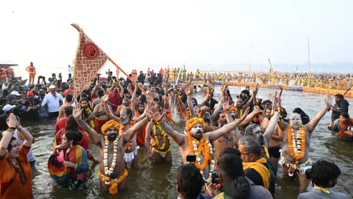 हेलीकॉप्टर से श्रद्धालुओं पर की गई पुष्प वर्षा