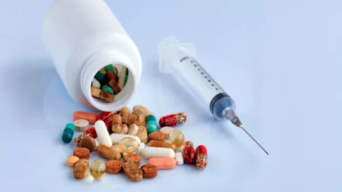 बिना डॉक्टर Prescription के दवा नहीं खाना चाहिए। ( Pic Courtesy : Freepik)