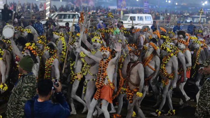 बसंत पंचमी के अमृत स्नान पर त्रिवेणी में उमड़ा जन समुद्र