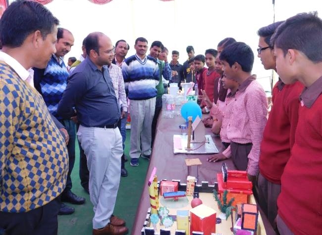 माडल प्रतियोगिता में बंजारी पट्टी को मिला प्रथम स्थान
