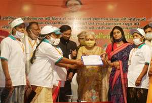 मीरजापुर, लोहिया तालाब स्थित डैफोडिल्स पब्लिक स्कूल में राष्ट्रीय स्वयं सहायता समूह की महिलाओं को प्रमाण पत्र देतीं राज्यपाल।