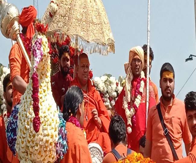 धर्मनगरी में कुछ ही देर में निकलेगी निरंजनी अखाड़े की पेशवाई। जागरण