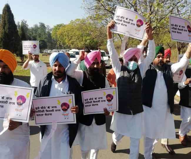 Demonstration by AAP and Akali Dal