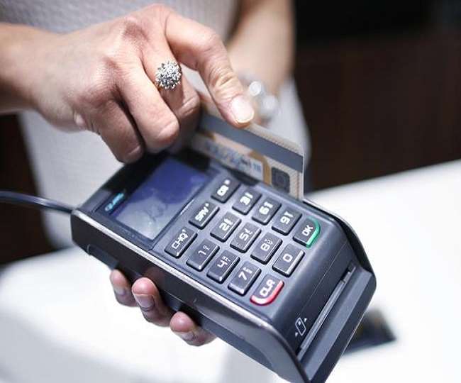 क्रेडिट कार्ड से खरीदारी करने में होशियारी बरतनी चाहिए। (Pti)