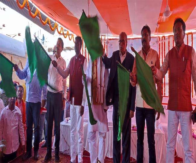 दुमका रेलवे स्टेशन पर इंटरसिटी को हरी झंडी दिखाते दुमका सांसद सुनील सोरेन और अन्य।