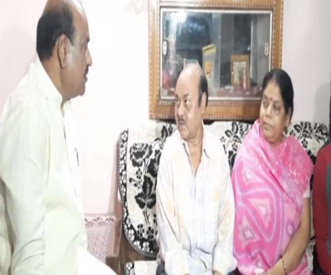 राजस्थान के कोटा में यूक्रेन में फंसे छात्रों के परिजनों से मिले लोकसभा अध्यक्ष ओम बिरला। फोटो एएनआइ।