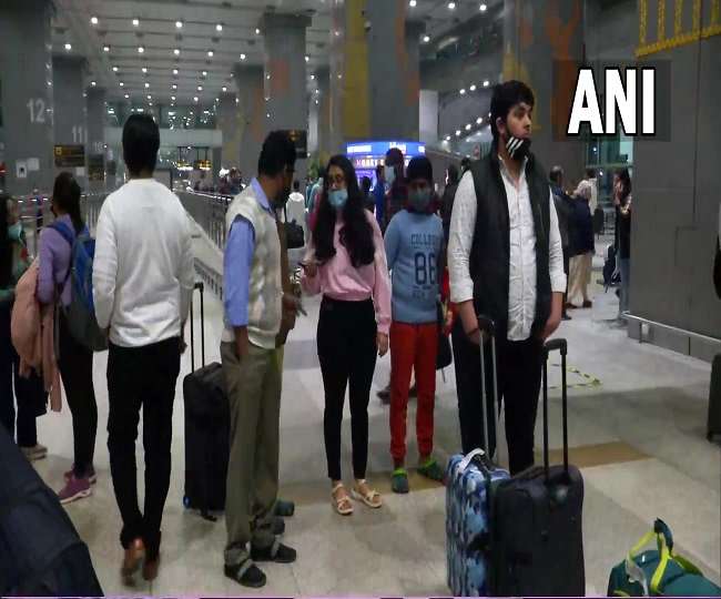 200 भारतीय नागरिकों को लेकर स्पेशल फ्लाइट पहुंची हिंडन एयरबेस