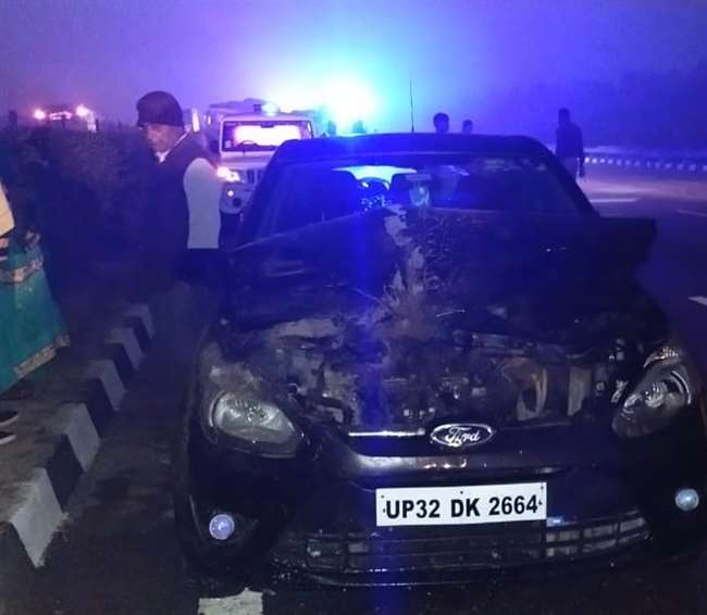 उन्नाव में एक्सप्रेस वे पर हादसा हुआ है।