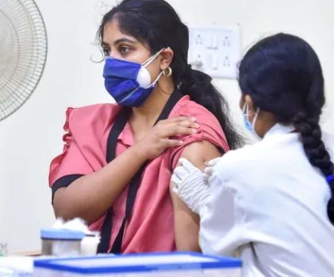 कोरोना के खिलाफ लड़ाई में वैक्सीन एक बड़ा हथियार साबित हुई है।