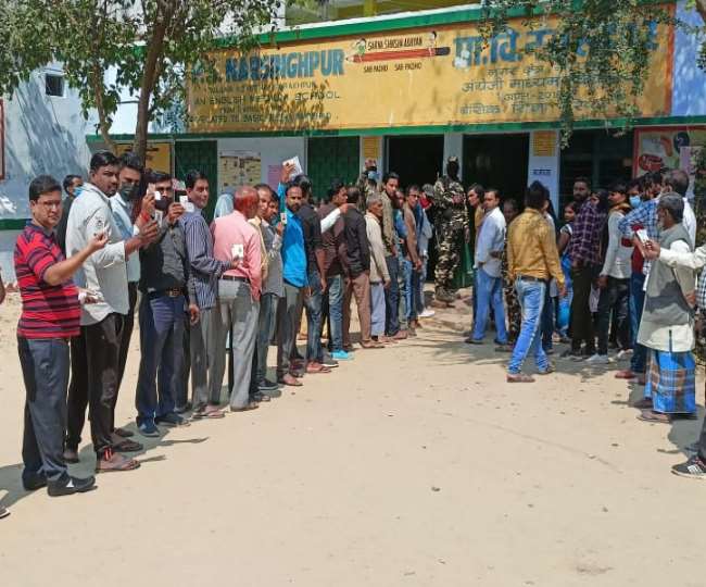 यूपी चुनाव 2022 चरण 6 मतदान लाइव अपडेट: गोरखपुर में मतदान के लिए लाइन में लगे लोग। - जागरण