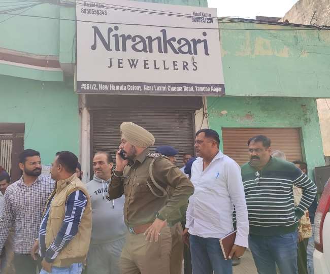 masked miscreants robbed jewellery shops in yamunanagar and shot businessman