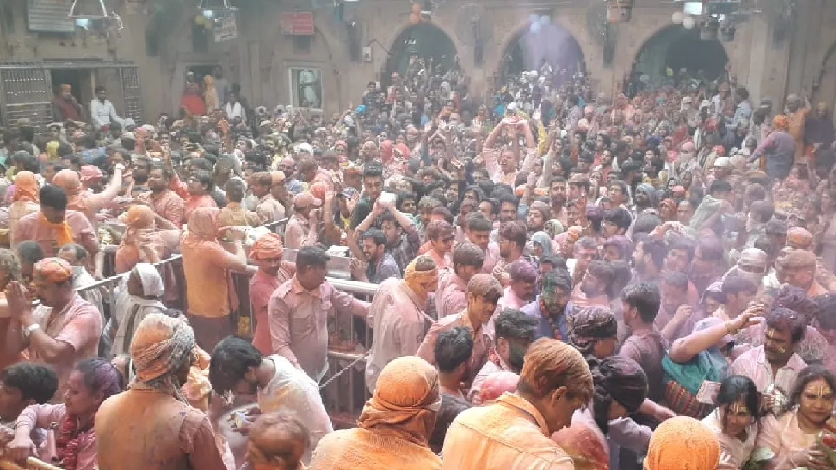 Holi In Mathura: बांकेबिहारी ने सफेद पोशाक में द‍िए दर्शन तो शुरु हुआ होली का जश्‍न, रंग से सराबोर हुए भक्‍त