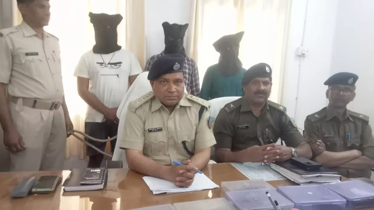 Jamtara News: पुलिस के हाथ लगी कामयाबी! तीन साइबर अपराधी आए गिरफ्त में... लोगाें से की थी लाखों की ठगी