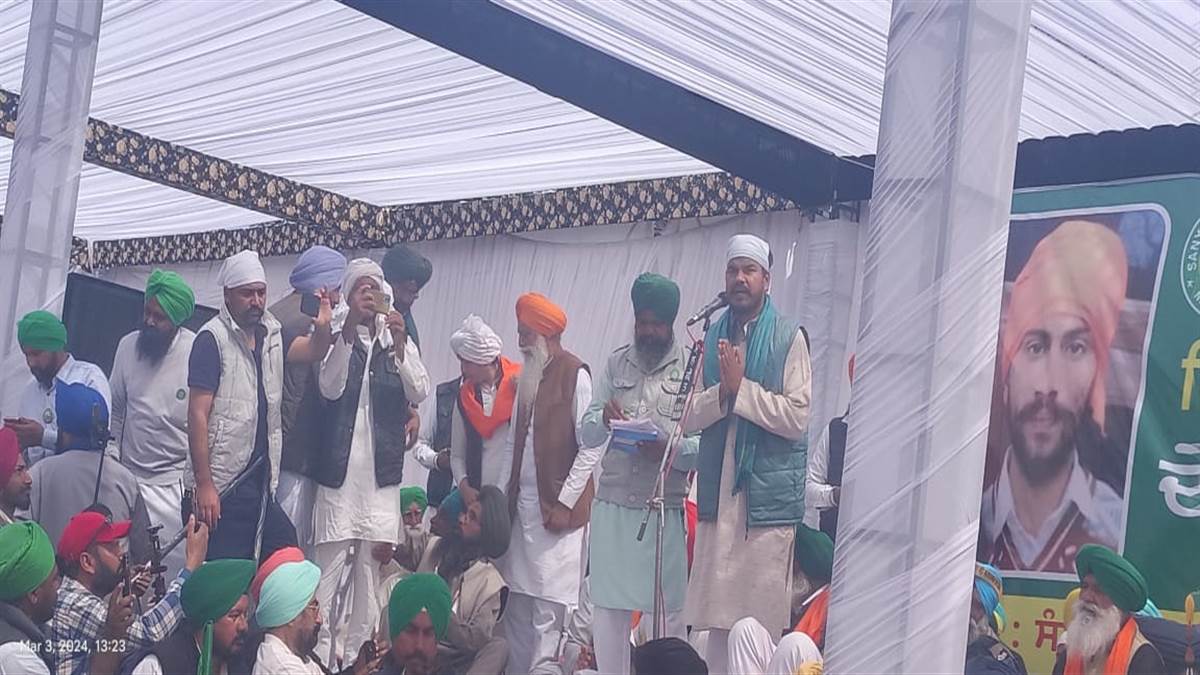 crowd of people reached the last prayers of shubhakaran singh farmer leaders gurnam singh charuni and jagjit dallewal also took part