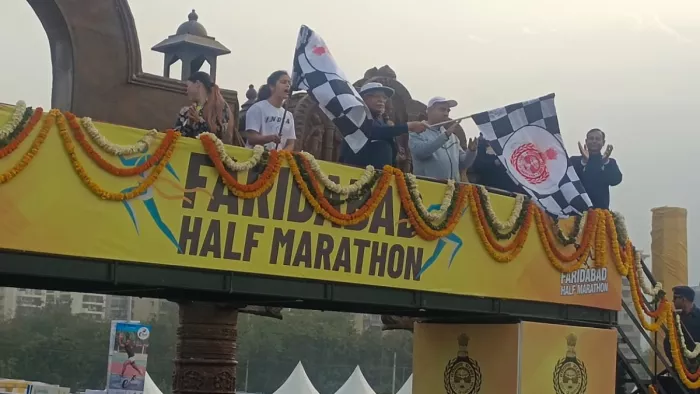 Faridabad में CM खट्टर ने दिखाई सूरजकुंड हाफ मैराथन को हरी झंडी।