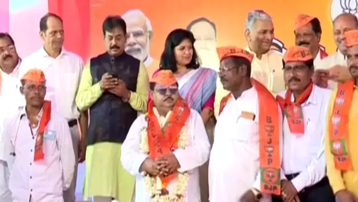 भाजपा में शामिल होते हुए विधायक अरविंद ढाली