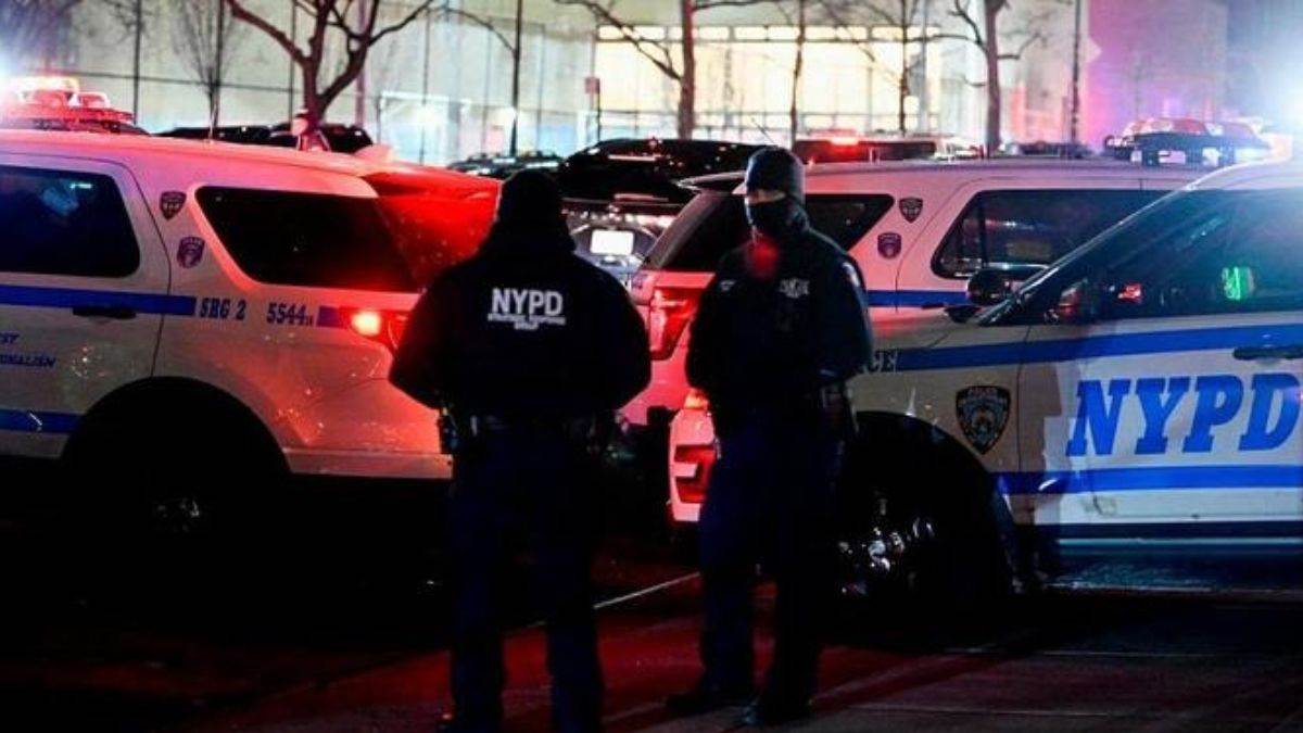 american policeman files suit against new york police in nude photo leak case