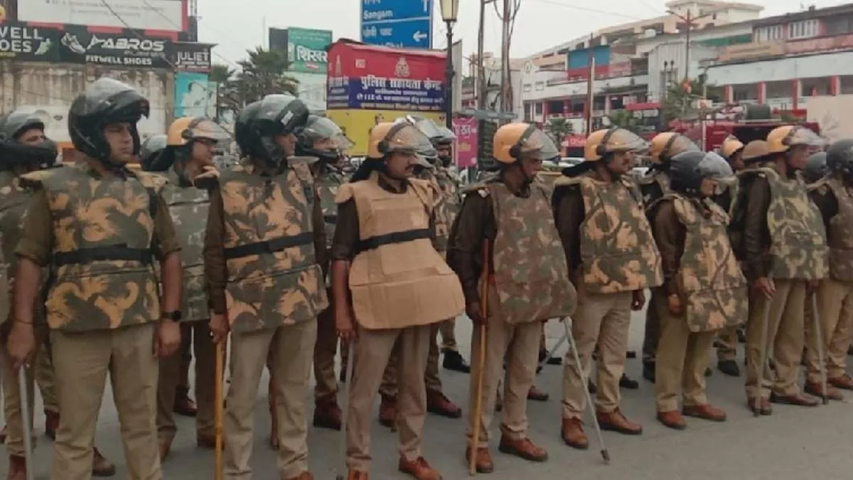 Prayagraj: आगामी पर्व व लोकसभा चुनाव को लेकर पुलिस सतर्क, अधिकारियों ने पैदल लगाई गश्त; दंगाइयों से निपटने की दी गई ट्रेनिंग