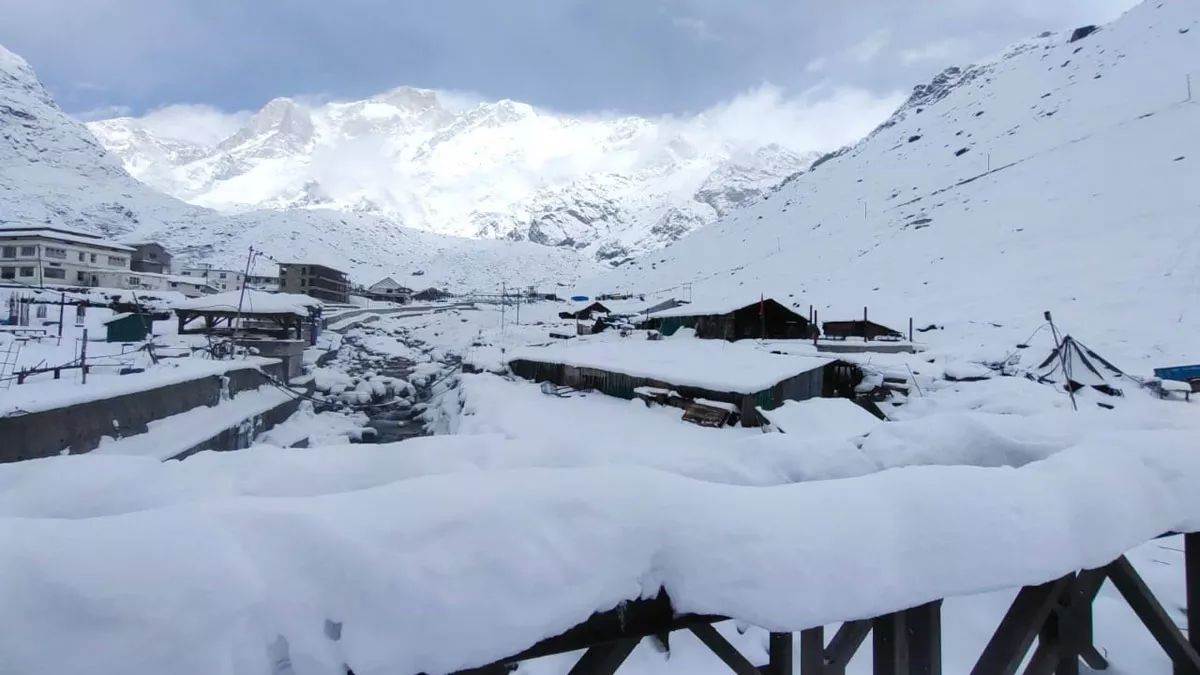 Uttarakhand Weather: उत्तराखंड में बारिश और बर्फबारी का सितम, आठ जिलों में येलो  अलर्ट; माइनस में तापमान - Heavy rain and snowfall in Uttarakhand yellow  alert in eight districts ...