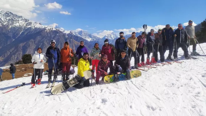 चमोली जिले के औली में स्नो स्कीइंग के ट्रेनिंग कोर्स में प्रशिणार्थी पर्यटकों के साथ जीएमवीएन के प्रशिक्षक। साभार जीएमवीएन