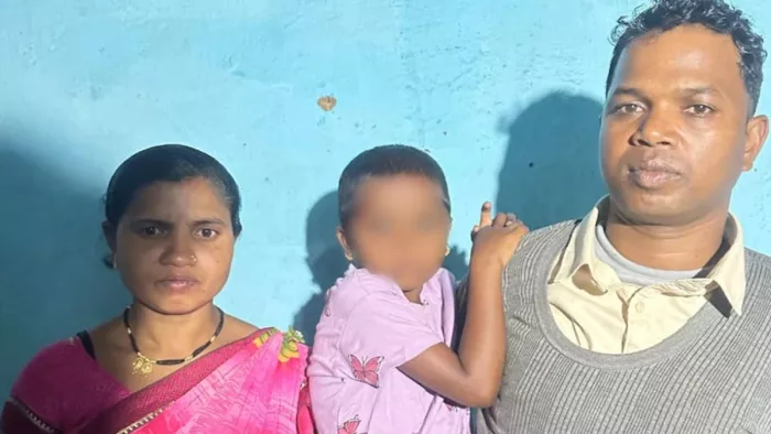 दिनेश मोडियम अपनी पत्नी कला मोडियम और बच्चे के साथ। (फोटो-जागरण)