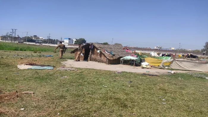 पिपराइच में विवादित जमीन पर झोपड़ी। जागरण