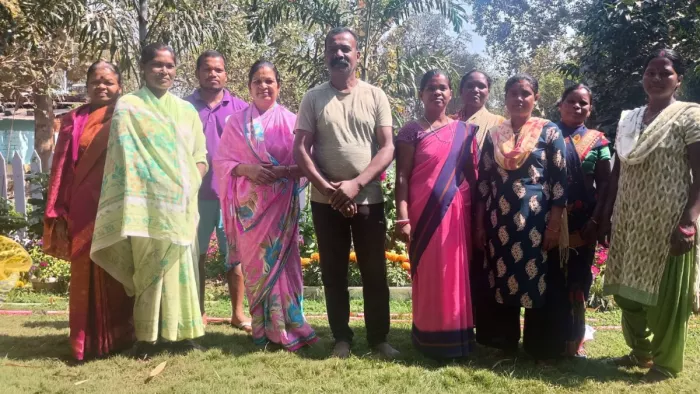 नवयुवक संघ के संयोजक जगन्नाथ उरांव और उनकी टीम।
