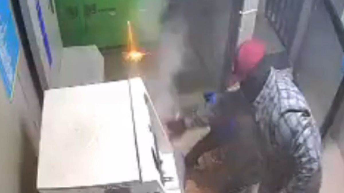 telangana looted atm masked men stole rs 30 lakh in 4 minutes in rangareddy district