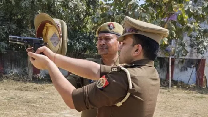 पुलिसकर्मियों ने धड़ाधड़ चलाई पिस्टल, आधों से नहीं संभली एके-47