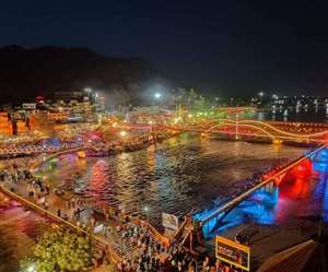 पर्यटकों और श्रधालुओं को RT-PCR नेगेटिव टेस्ट लाना अनिवार्य कर दिया गया है।