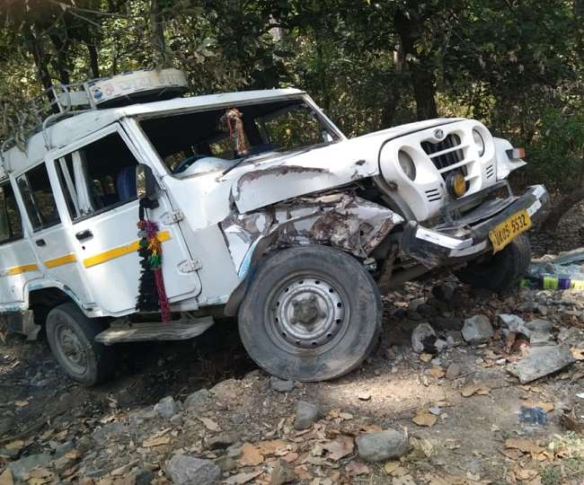 हादसे में सिर पर गंभीर चोट होने से महिला को हायर सेंटर रेफर किया गया