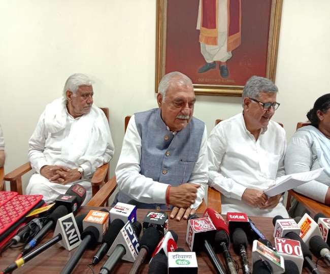 रोहतक में पत्रकारों से बातचीत करते पूर्व मुख्यमंत्री भूपेंद्र सिंह हुड्डा।