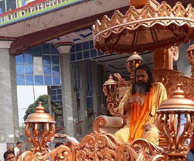 नवगछिया में हिंदी नववर्ष चैत्र शुक्‍ल पक्ष एक वर्ष प्रतिपदा पर शोभायात्रा निकाली गई। रथ पर विराजमान आगमानंद जी महाराज।