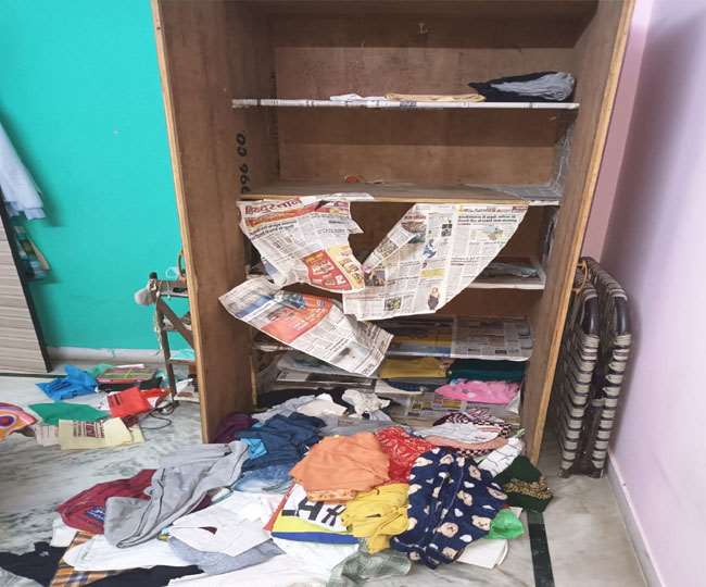 पुलिस अधीक्षक नगर द्वितीय ज्ञानेंद्र सिंह ने बताया कि मामले की छानबीन की जा रही है।