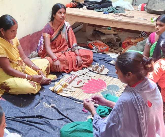 बोधगया मंदिर के लिए कपड़े का चप्पल बनाती जीविका दीदी