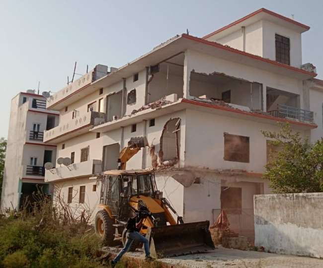 लखनऊ चिनहट स्थित अवैध निर्माण को लखनऊ विकास प्राधिकरण ने ध्वस्त कर दिया।