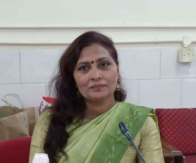 शाहदरा की रहने वाली नीलम त्यागी ने अपने घर की छत को गार्डन में बदल दिया है।