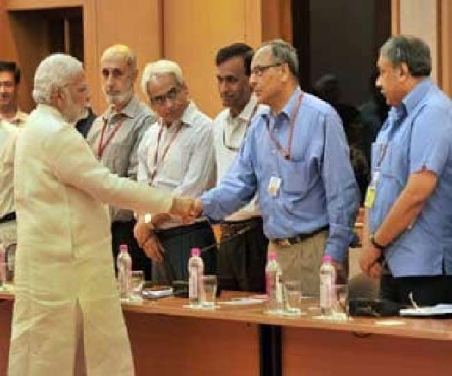 प्रधानमंत्री नरेन्द्र मोदी की वरिष्ठ नौकरशाहों के साथ बैठक।